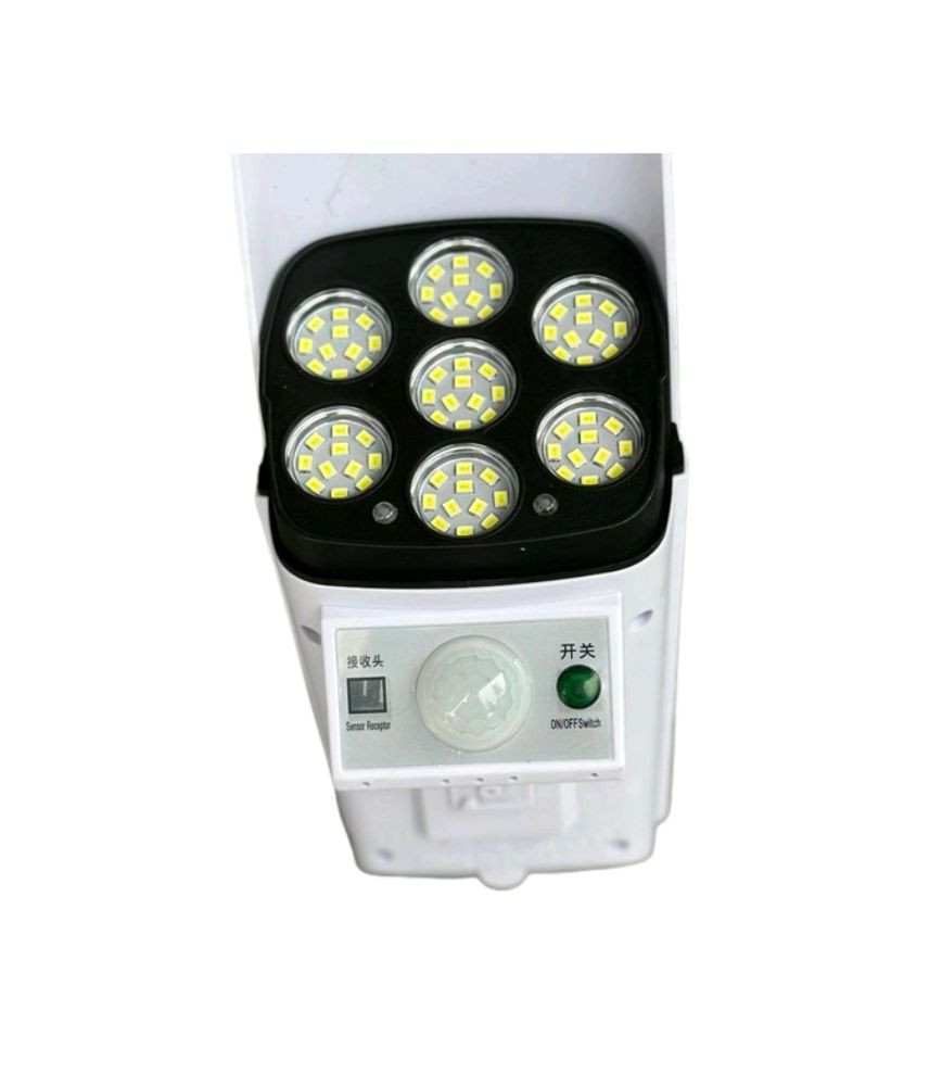 عرض قطعتين من كشاف أمان شمسي LED على شكل كاميرا مراقبة مع حساس حركة وريموت
