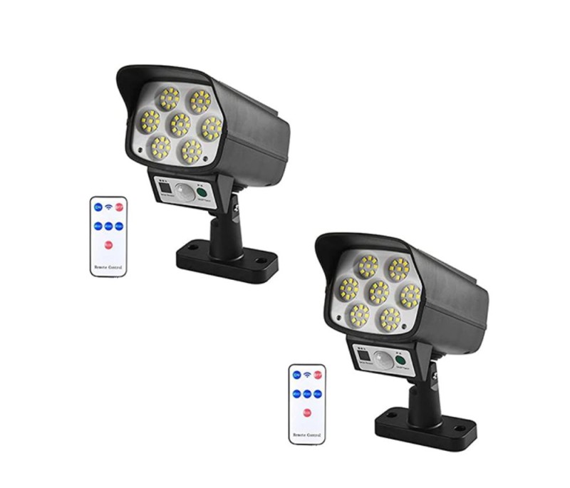 عرض قطعتين من كشاف طاقة شمسية على شكل كاميرا